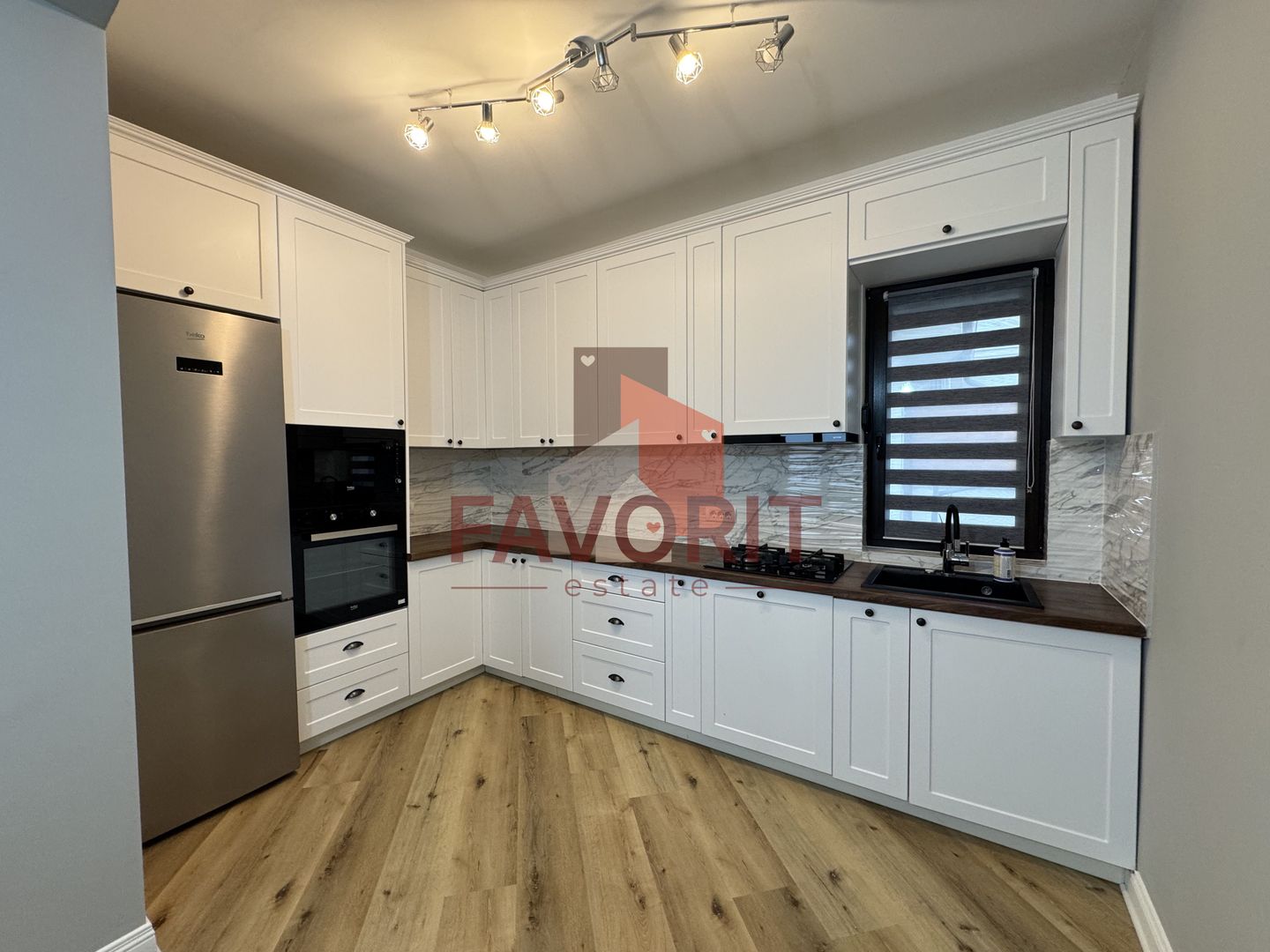 Duplex despartit prin garaj. Zona centrala - langa padure. Mobilat si utilat - Poză 1