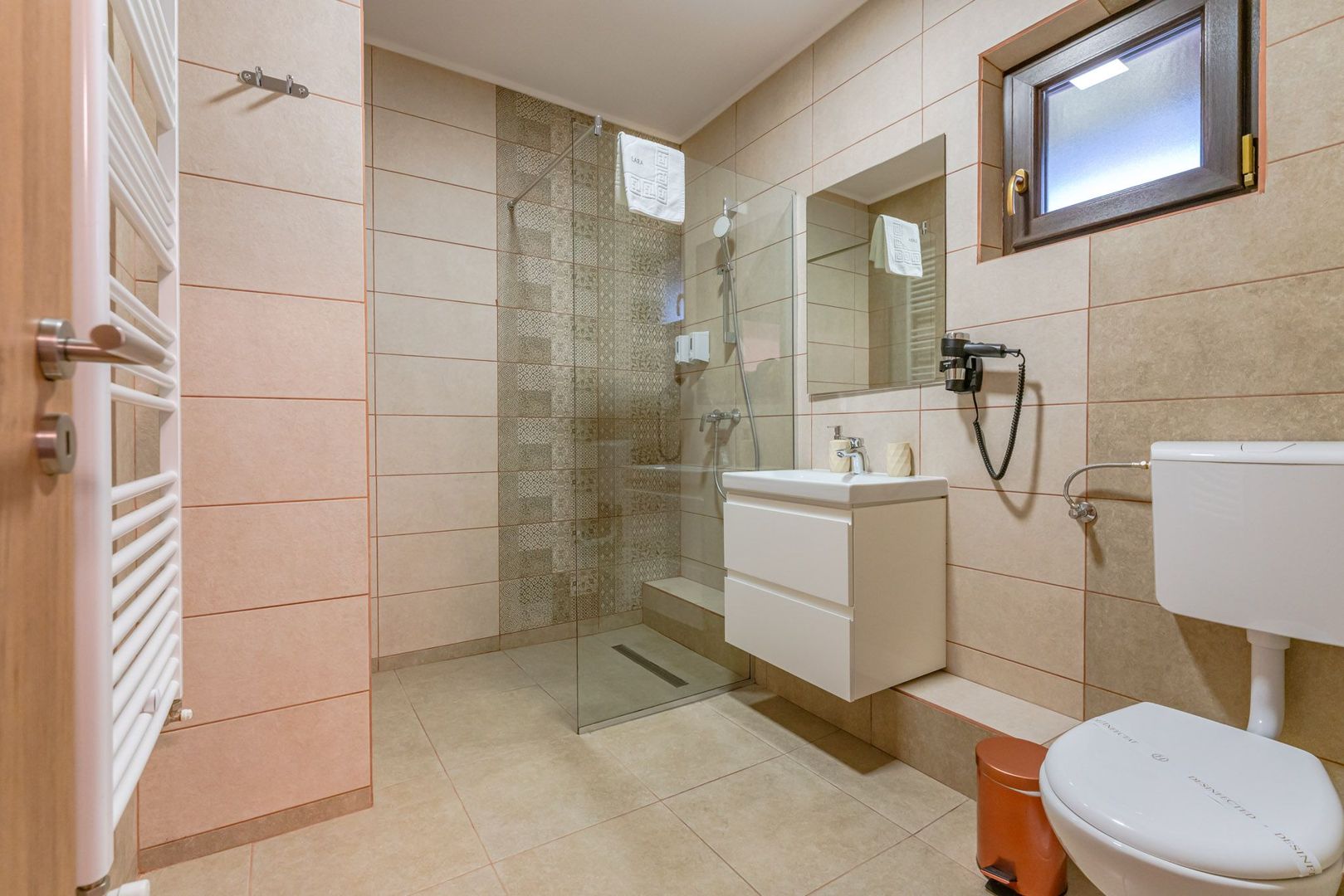 Pensiune Râșnov, 13 camere plus locuință proprietar, zonă Cetate - Poză 37