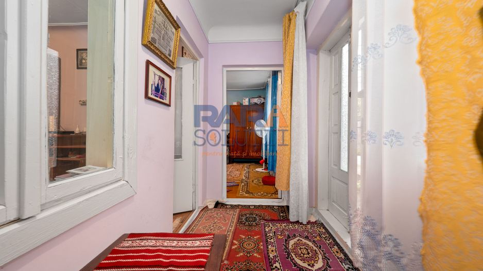 Casă în Roman, din cărămidă - Poză 2