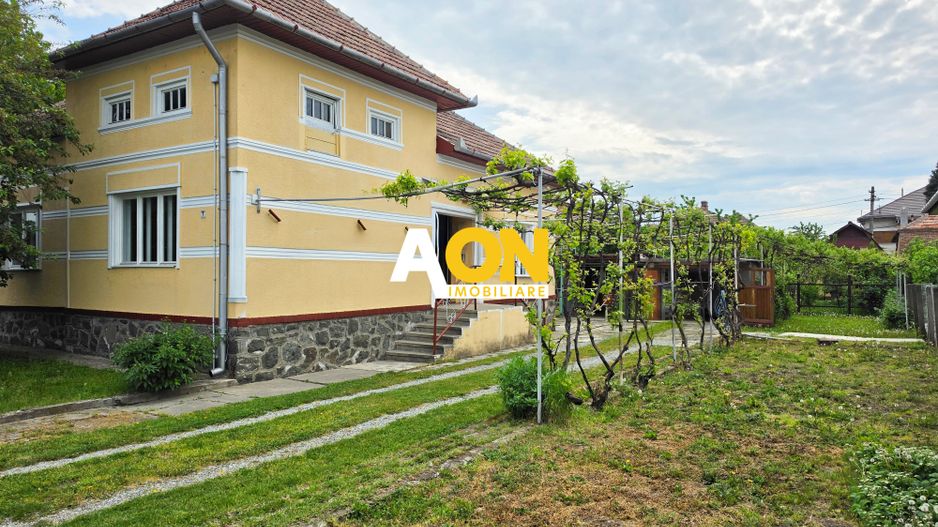 Casa 4 camere, 2 garaje, 652 mp teren, zona exclusivista, Cetate - Poză 1