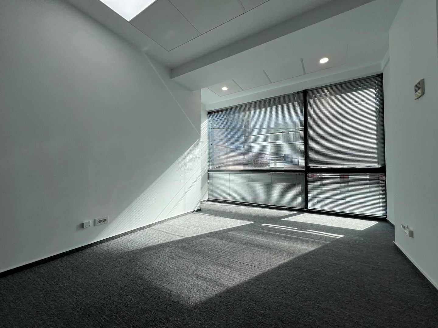 Comision 0 Spațiu birouri 140 mp, luminos, lift și recepție Bd. Dacia - Poză 1