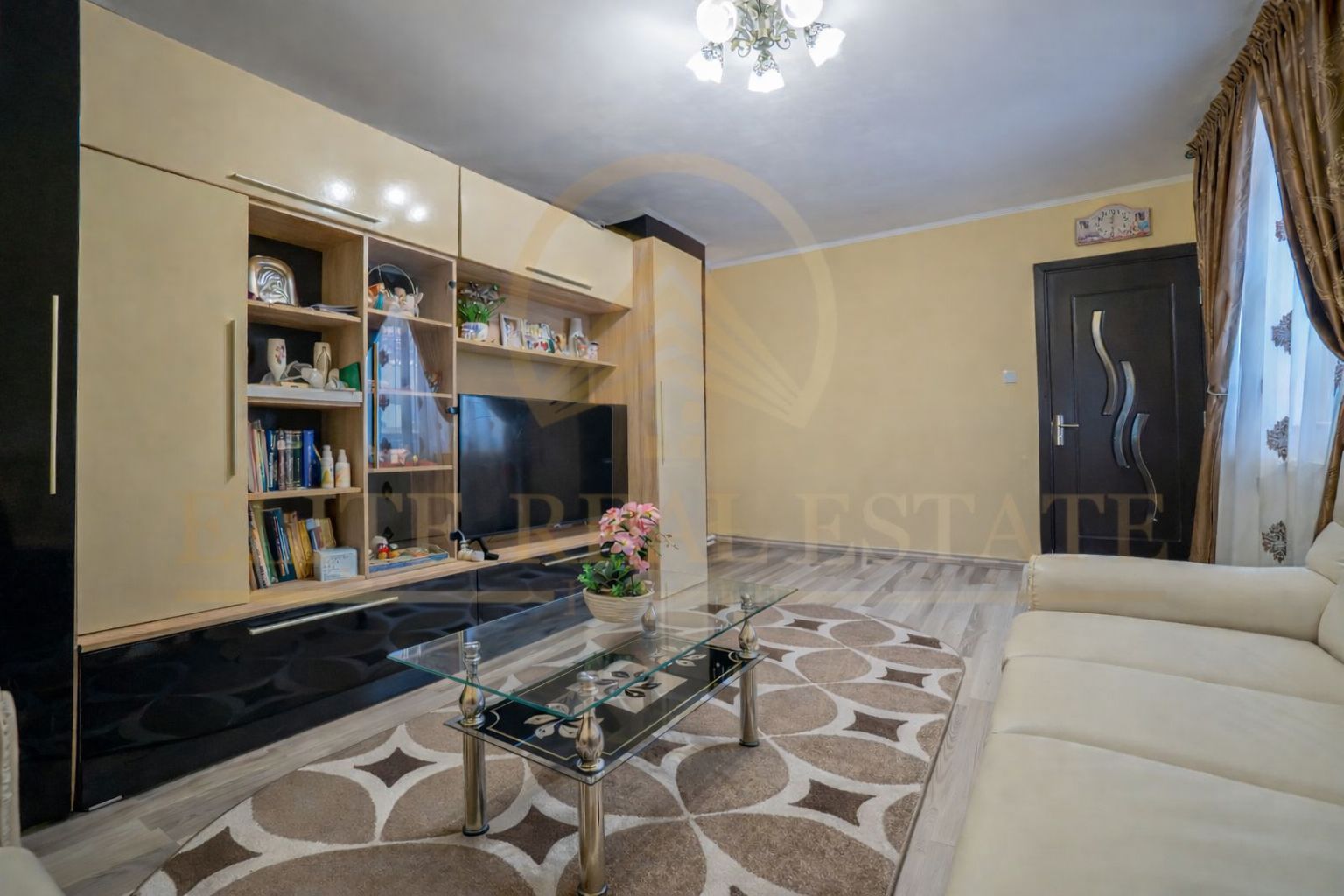 Ovidiu - Centru - Proprietate elegantă, ideală pentru familie - Poză 1