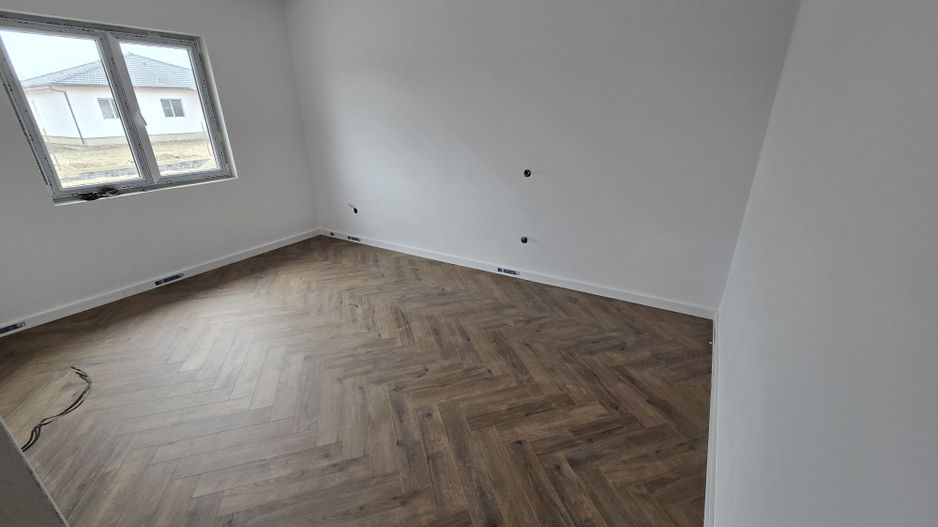 Casă 4 cam,2 băi,terasă acoperită,500mp.teren,gard,pavaj. - Poză 7