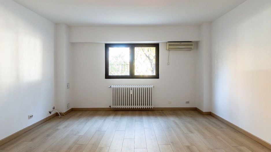 Închiriere apartament 3 camere, 85mp | 1 minut de metrou - Poză 1