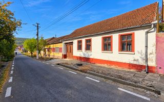 Casă de vânzare în Slatina-Nera. Un refugiu aproape de natură. - Poză 2