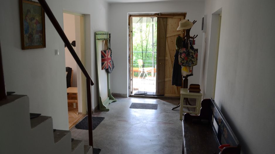 Casa renovata la tara complet mobilata si utilata - Poză 11