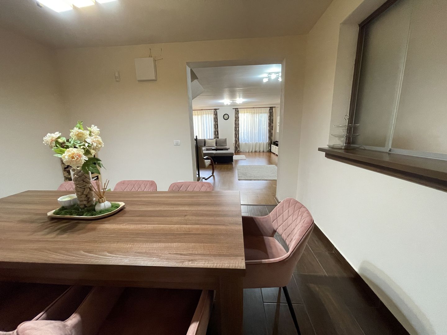 Casa moderna, frumos amenajata in zona Bogdanestilor - Poză 4