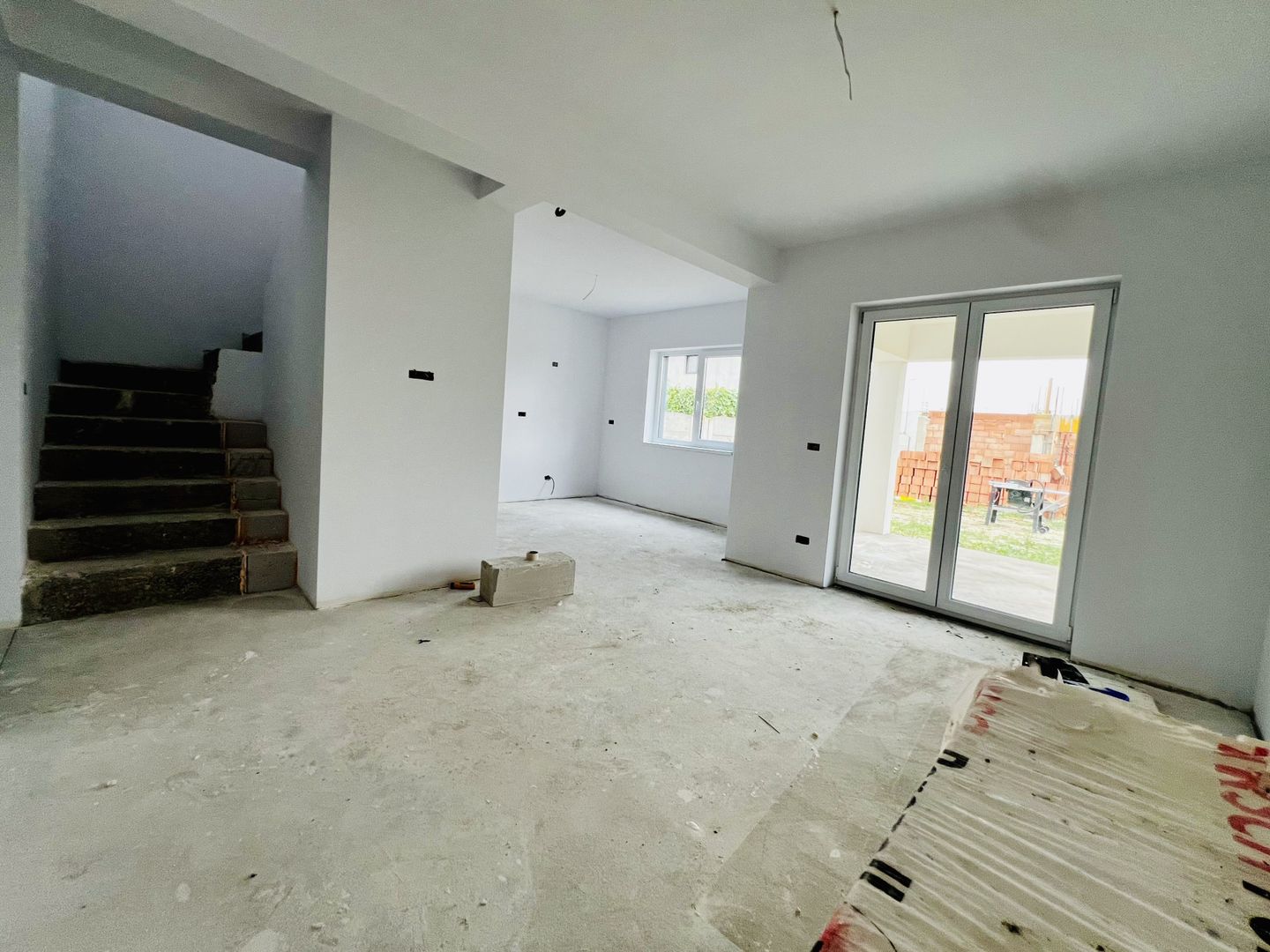 Duplex nou cu 5 camere despartit prin garaj - Dumbravita - Poză 1