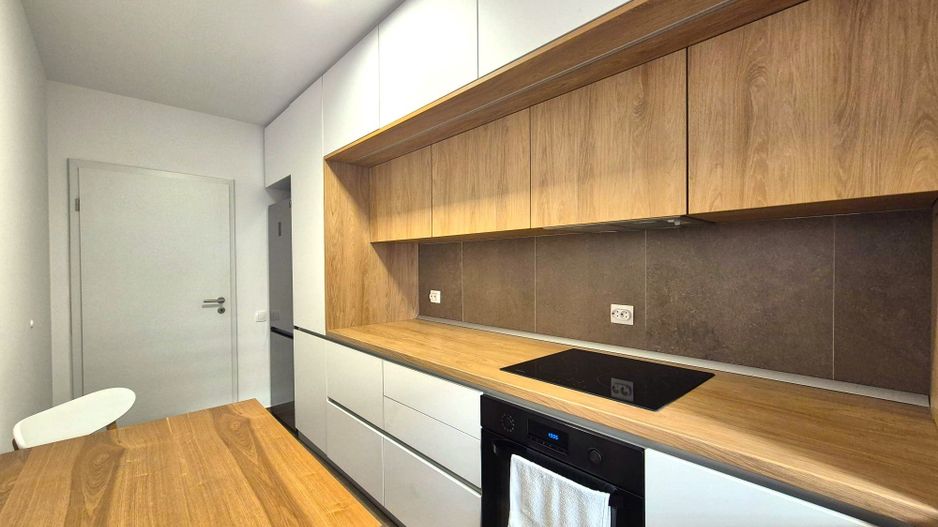 Zona Coresi, str. 13 Decembrie, apartament spațios, bloc nou, loc parcare - Poză 10