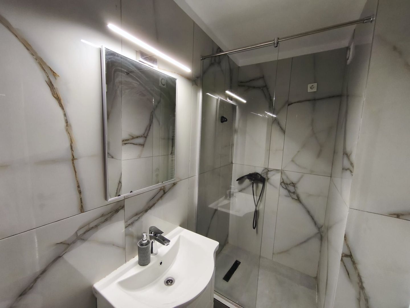 De vanzare apartament cu 3 camere , etaj 8/9 , Faleza, 165.000 euro - Poză 6