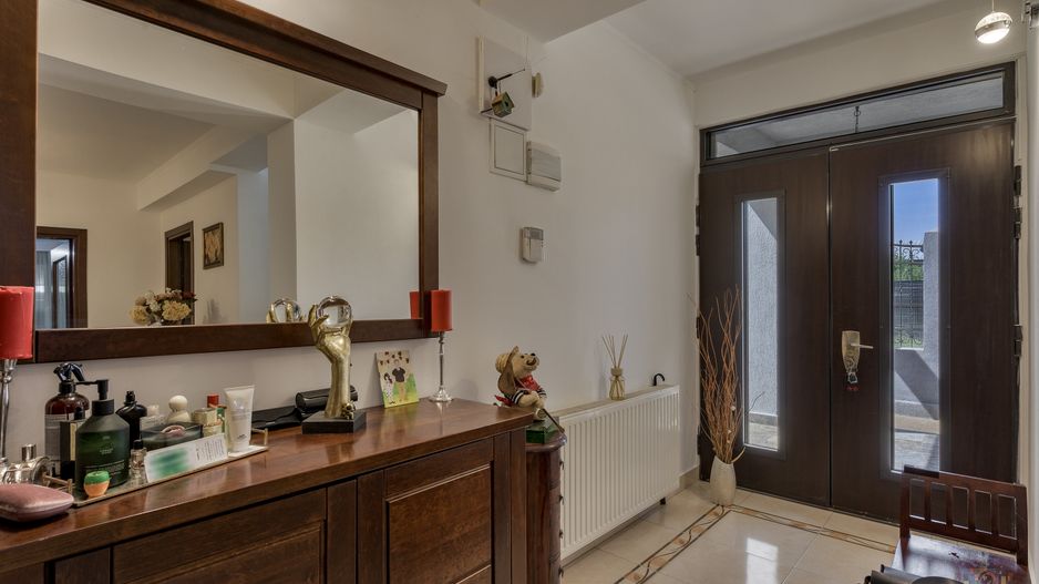 Vilă renovată P+1+M  | Foișor vitrat, grădină și jacuzzi - Poză 29