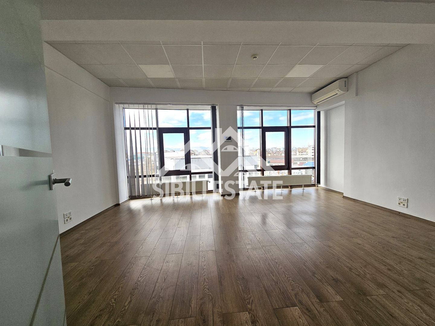 Spatiu de birouri de inchriat locatie centrala si vizibilitate buna - Poză 7