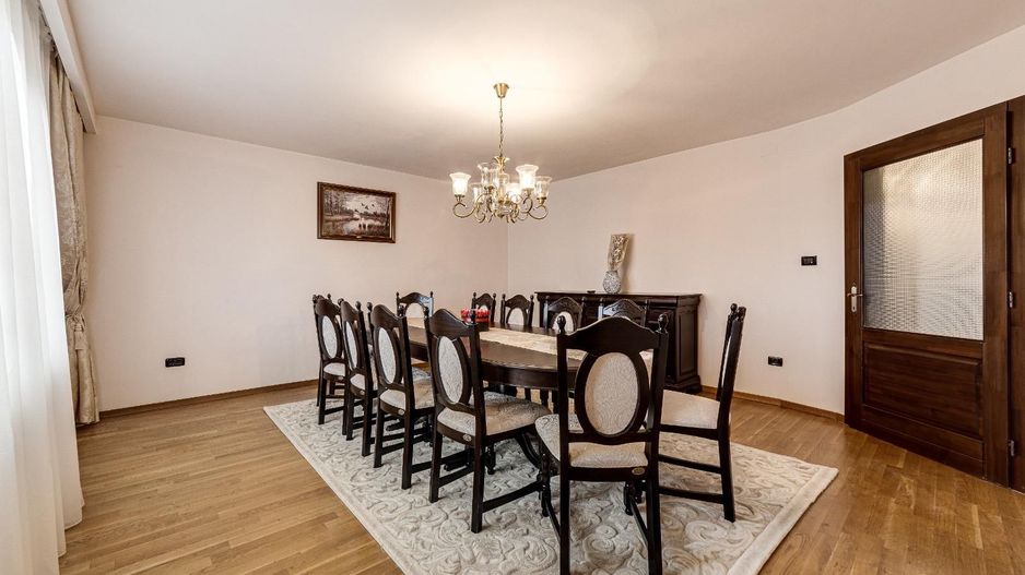 Vilă cu 7 camere de vânzare în zona Central - Poză 5