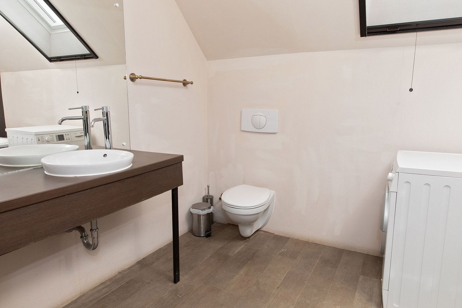 Vilă cu 5 dormitoare, 4 băi, 2 248mp teren, piscină. Preț: 229 000 Eur - Poză 24