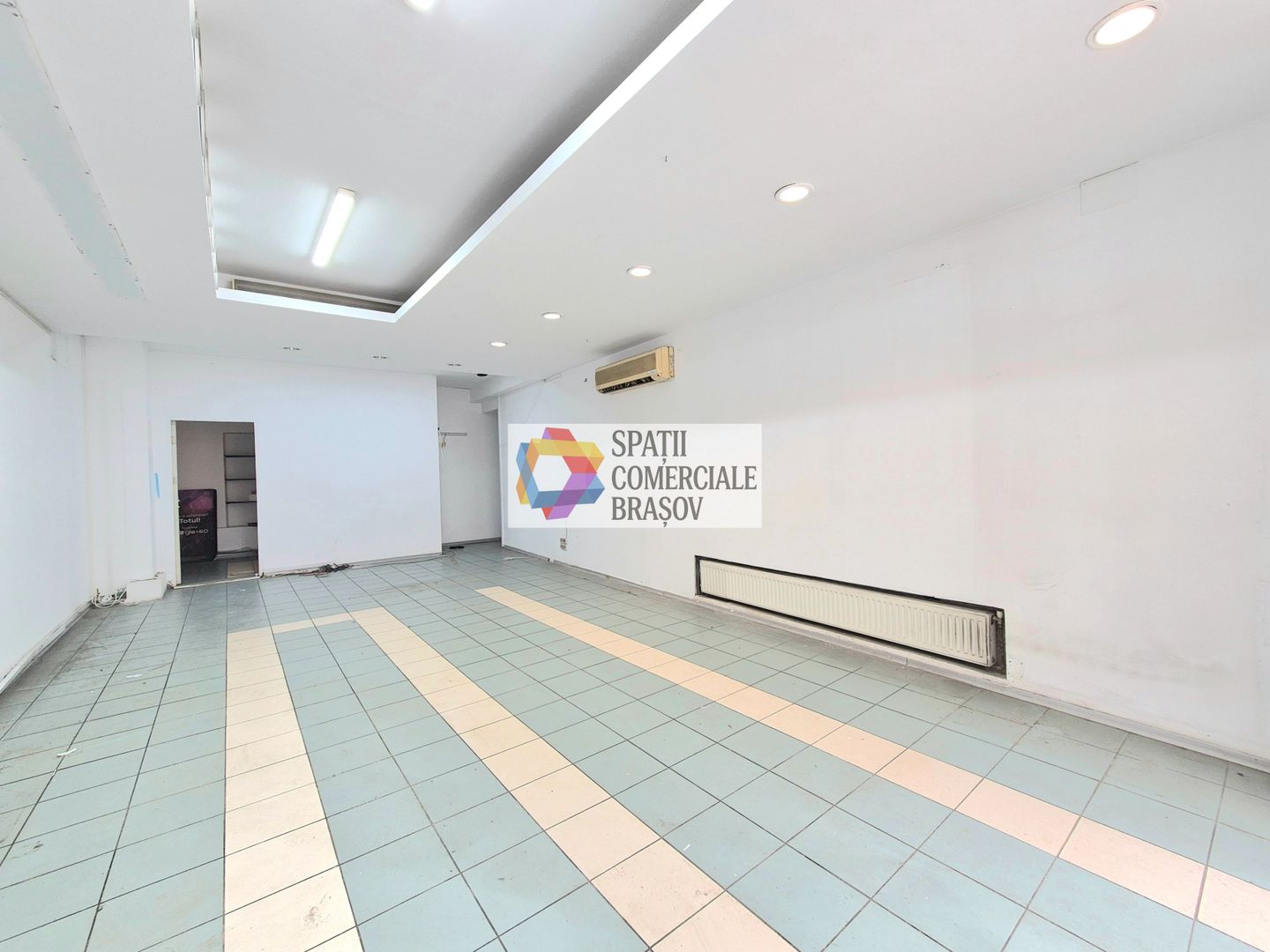 Spatiu comercial ultracentral cu vad- 50 mp - Poză 4