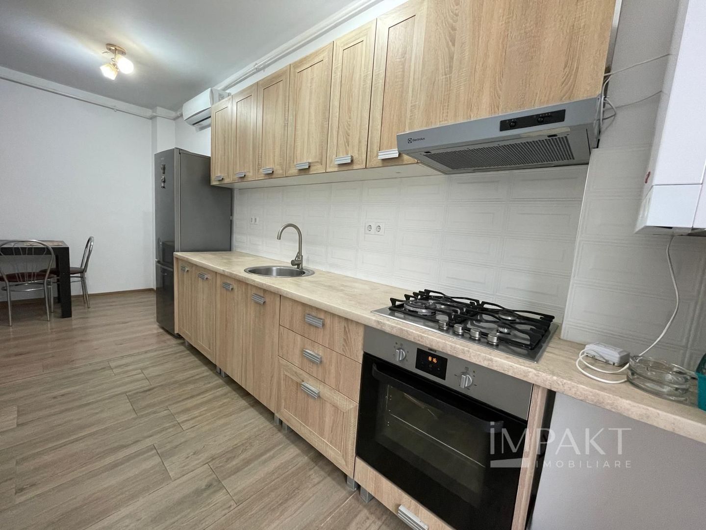 Apartament modern cu 3 camere, mobilat, parcare subterană inclusă! - Poză 6