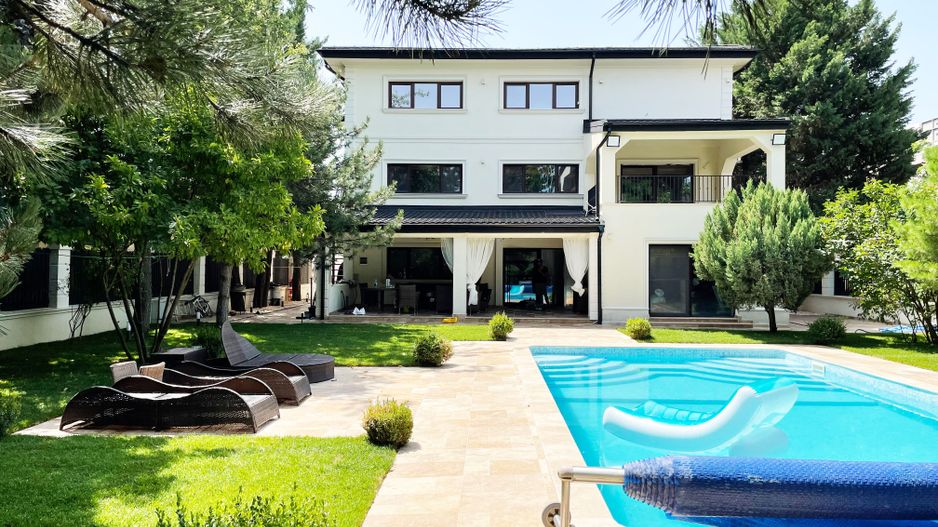 Vila Individuala cu arhitectura superba | 1128mp Teren | Piscina - Poză 1