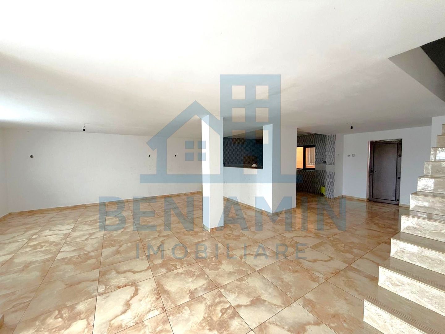 Casa situata in Catargiu Baraganului P+1+M suprafata 170mp-zona buna - Poză 2