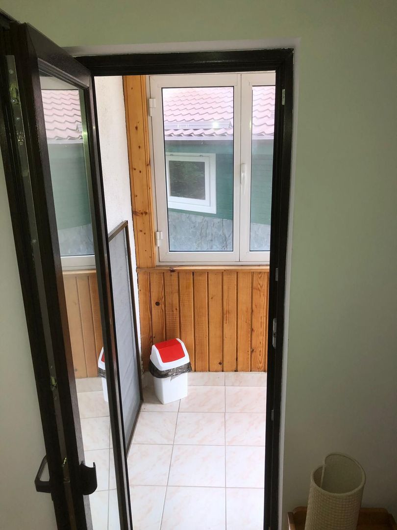 Vila Predeal 500 mp de renovat potential 6 apartamente 3 garaje - Poză 12