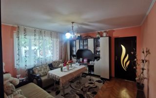 Vând apartament cu 4 camere - Poză 1