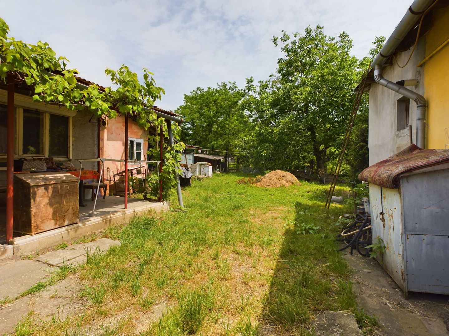 Casă cu teren generos la graniță cu România - Poză 5