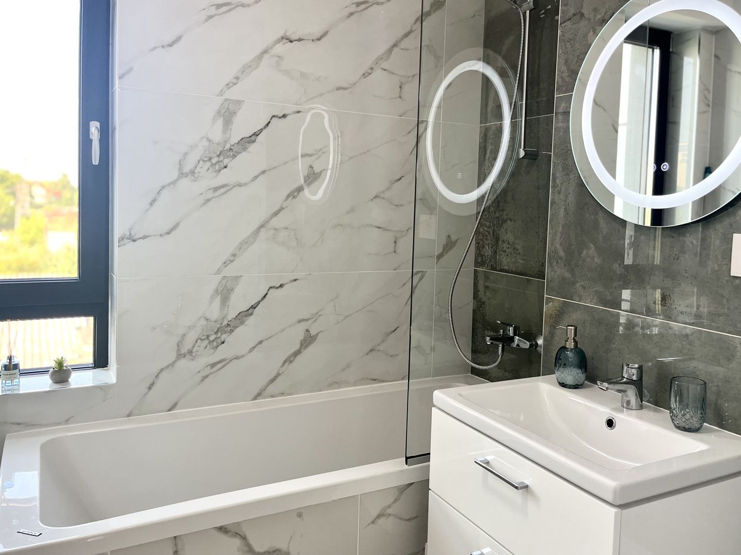 Apartament 3 camere, elegant, la prima închiriere, în zona Lipovei - Poză 21