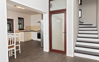Vilă cu 5 dormitoare, 4 băi, 2 248mp teren, piscină. Preț: 229 000 Eur - Poză 29