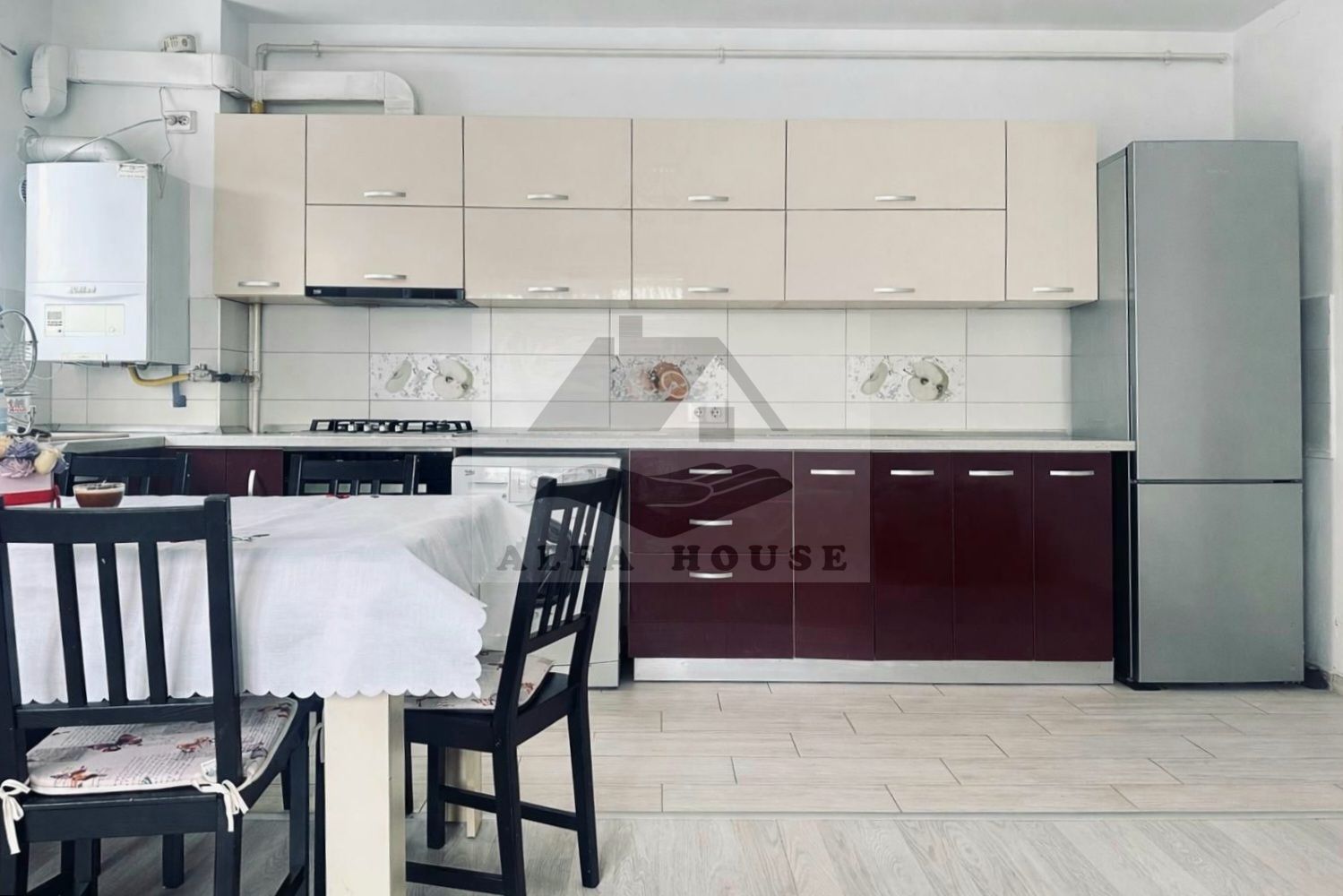 Apartament cu trei camere - locatie TOP , zona CORESI - Poză 1