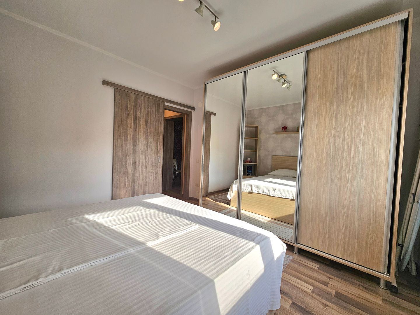 Apartament cu 2 camere de vânzare în zona Dacia Constanta renovat - Poză 4