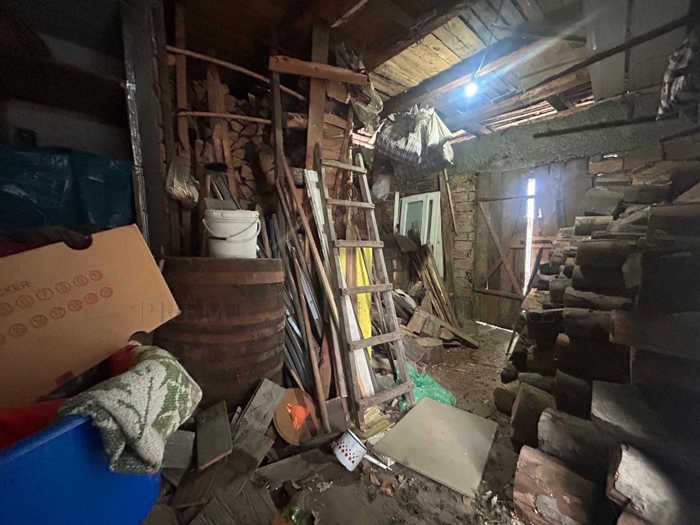 Casă batraneasca+ teren 999 mp intravilan în Oituz - Poză 9