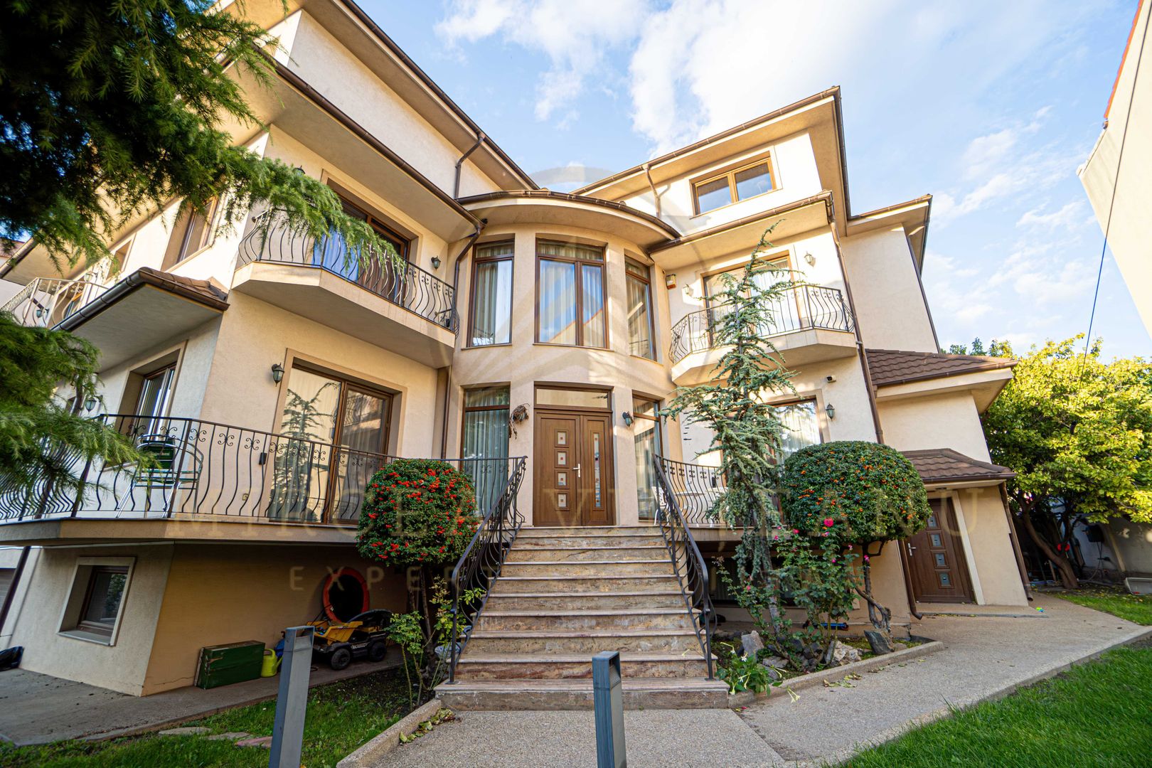 DACIA - Vila D+P+1E+M, teren 780 mp, deschidere 24 ml. - Poză 2