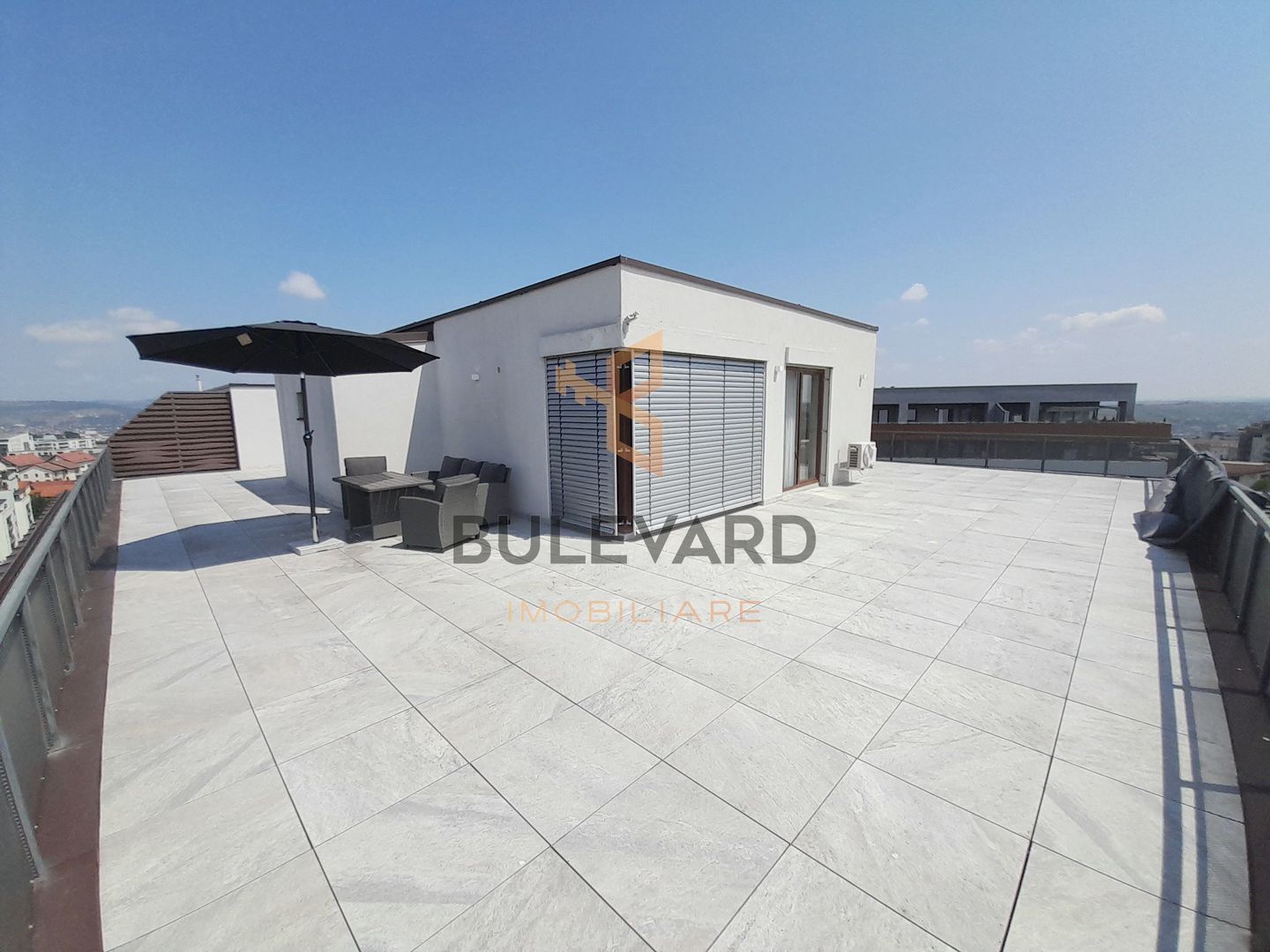 Penthouse de lux 150 mp utili + 200 mp terasa + 2 parcari subterane - Poză 1