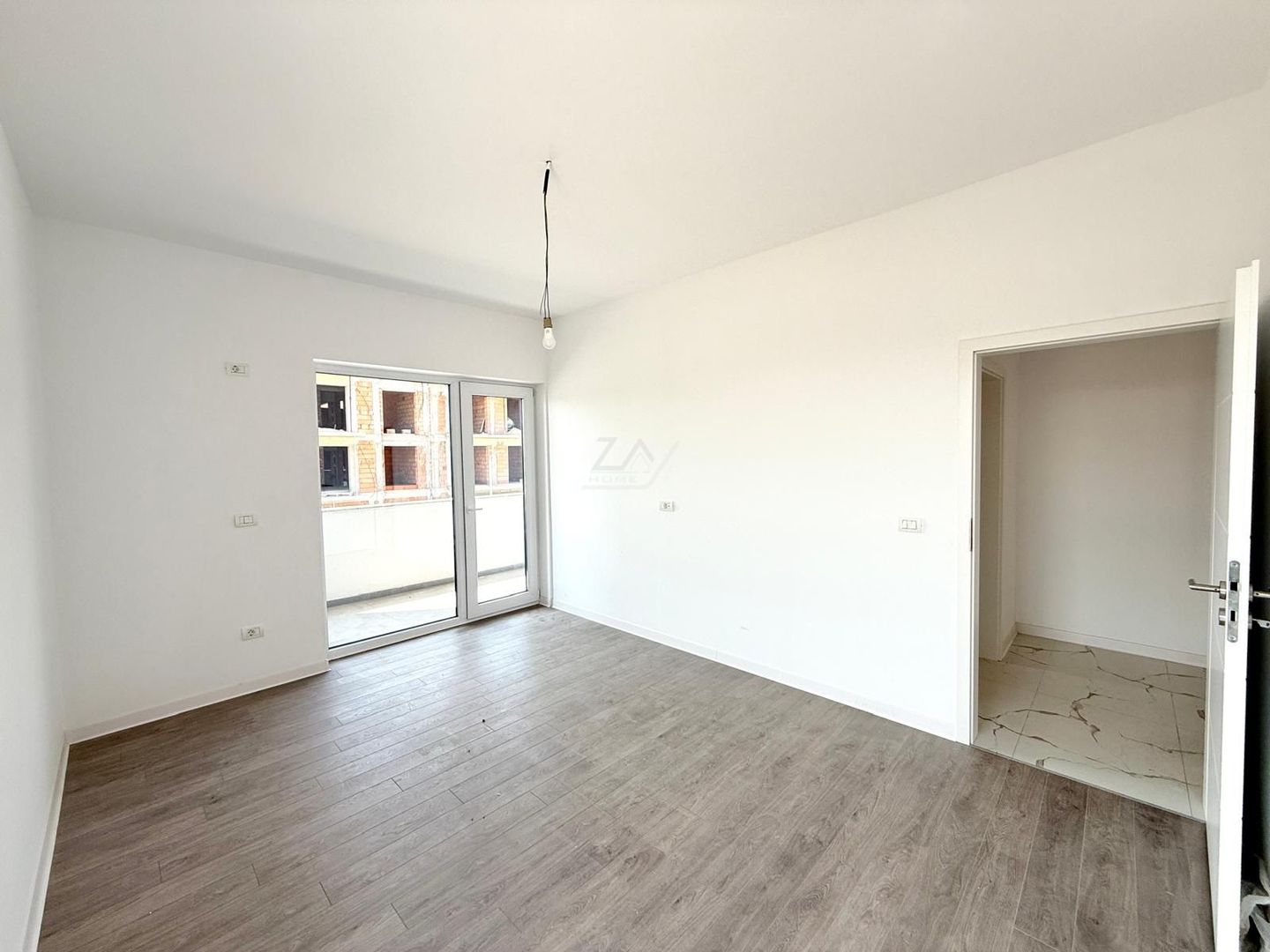 Bloc FINALIZAT la asfalt. Decomandat. - Poză 1