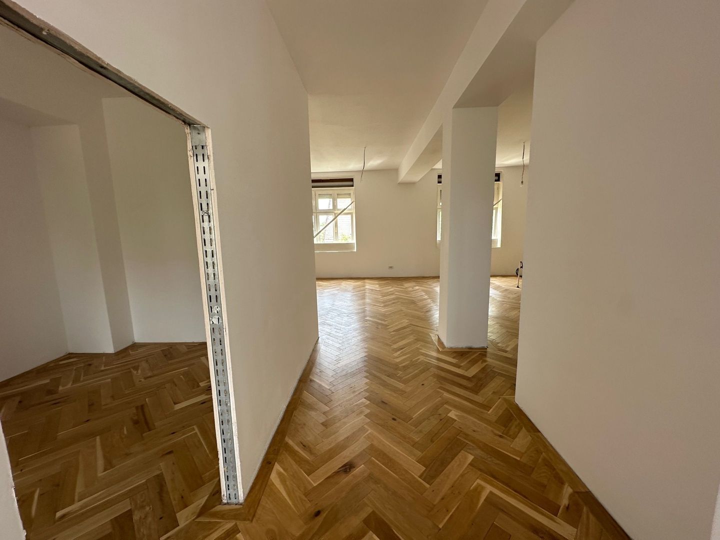 Apartament renovat în clădire istorică - are garaj - Poză 9