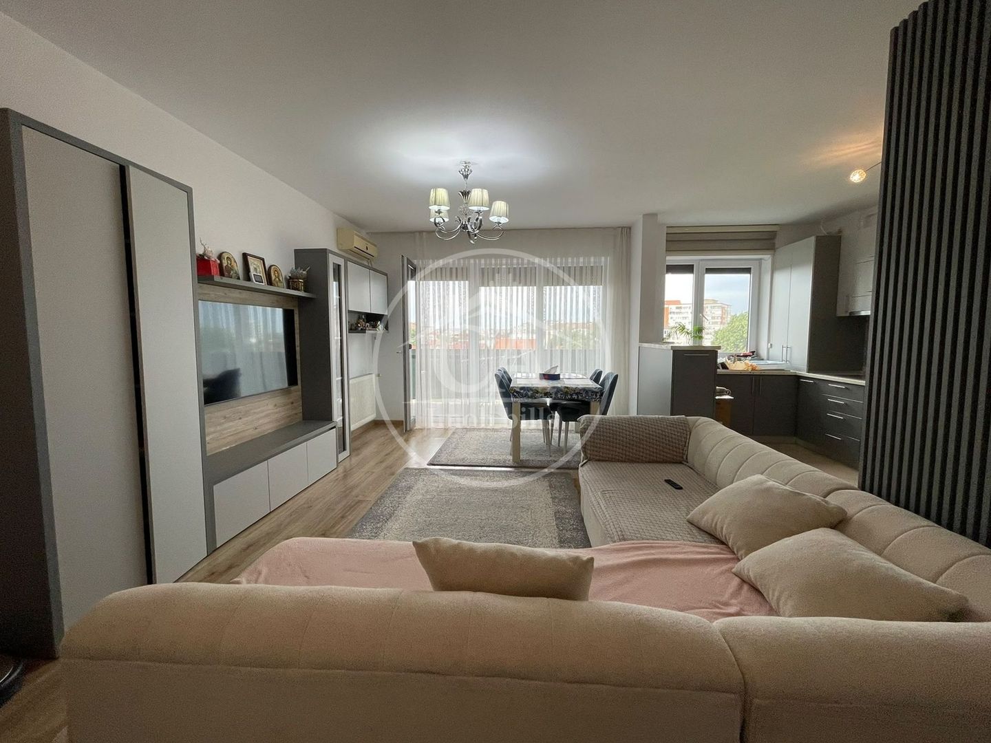 Apartament de vanzare cu 3 camere în zona Calea Aradului, Oradea - Poză 1