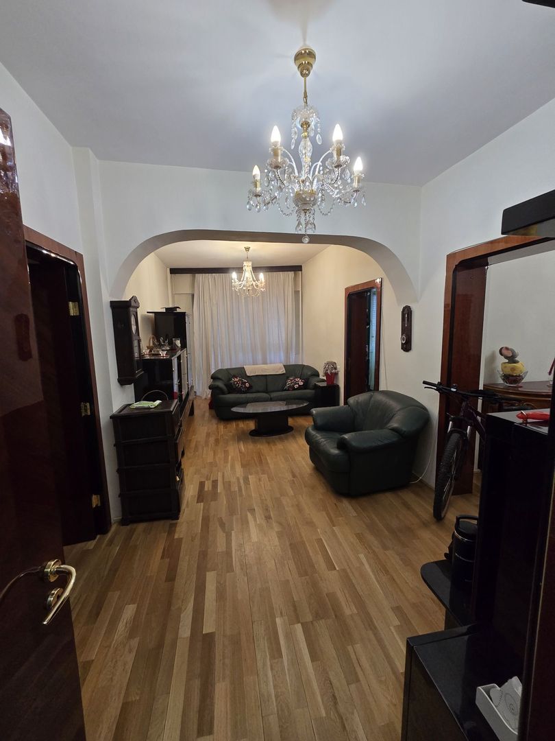 De vanzare Apartament 4 camere Vasile Lascar, Central, Creditabil - Poză 1