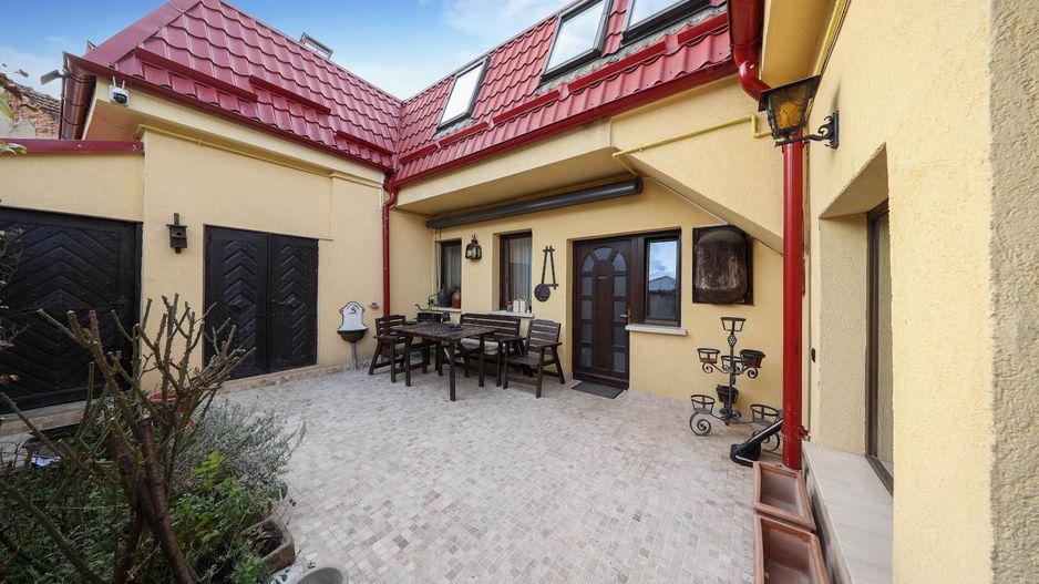 Casă deosebită de vânzare în centrul Brașovului - Poză 2
