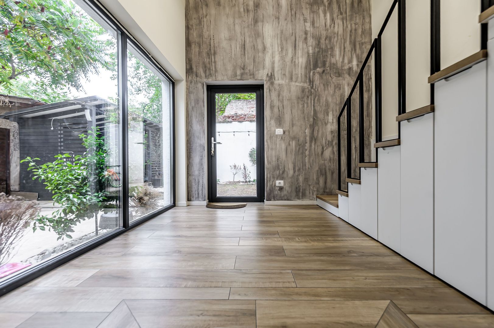 Apartament tip casa, cu gradina proprie, in zona centrala a Aradului - Poză 2