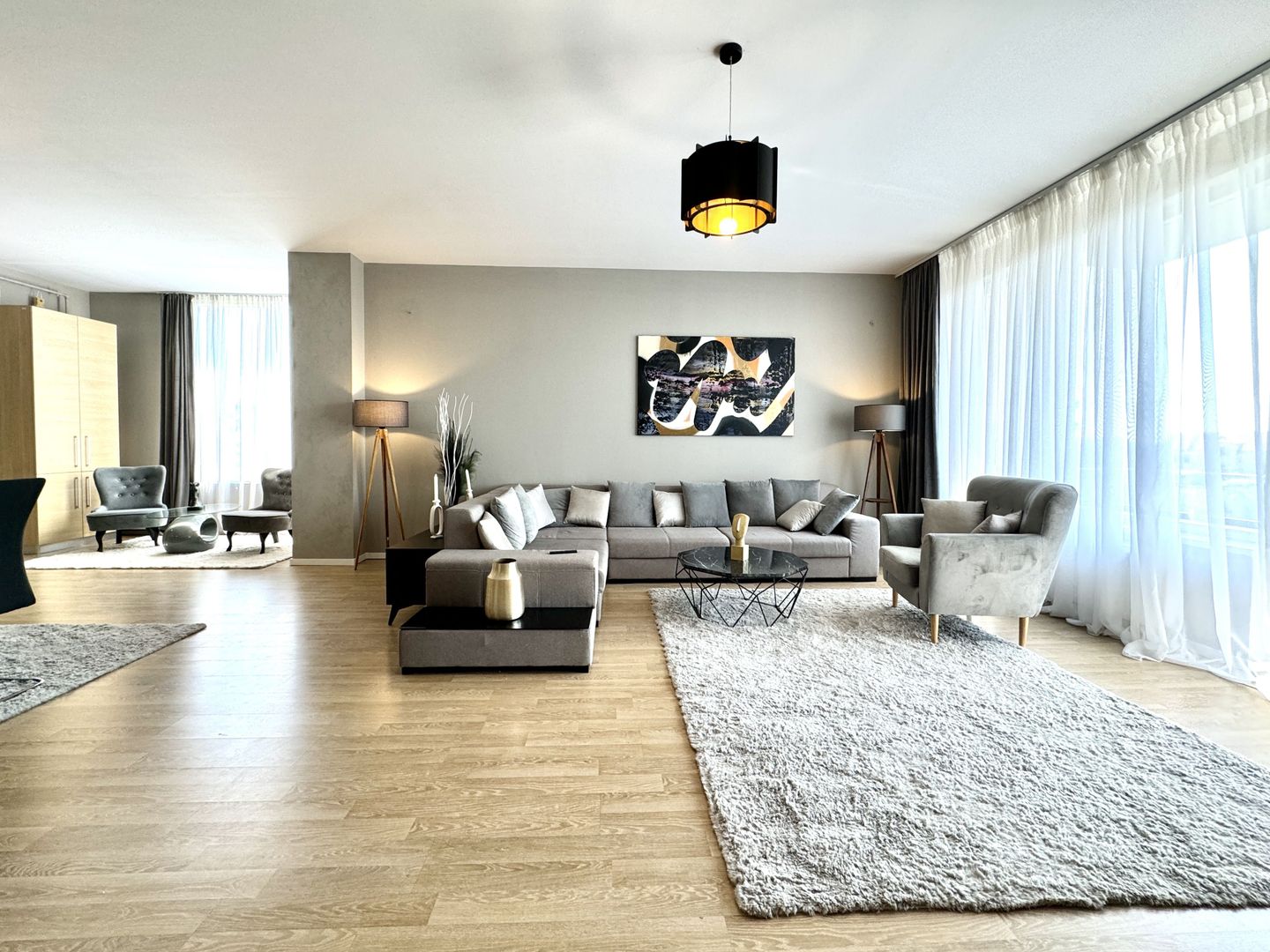 Apartament cu 4 camere, elegant si modern, in zona Centrala- Tender - Poză 1