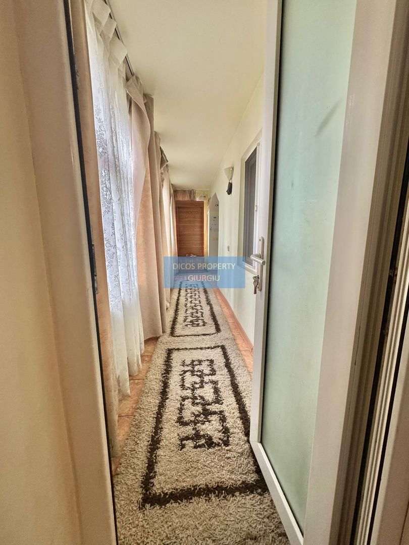 De vânzare casă cu 4 camere, garaj - Poză 9