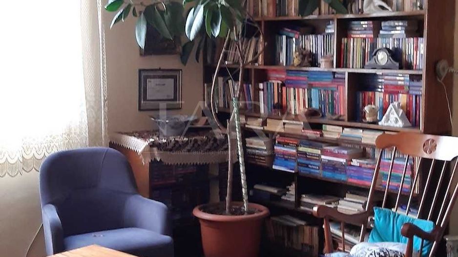 Apartament spațios, 3 camere, zonă semicentrală, 73 mp + curte - Poză 2