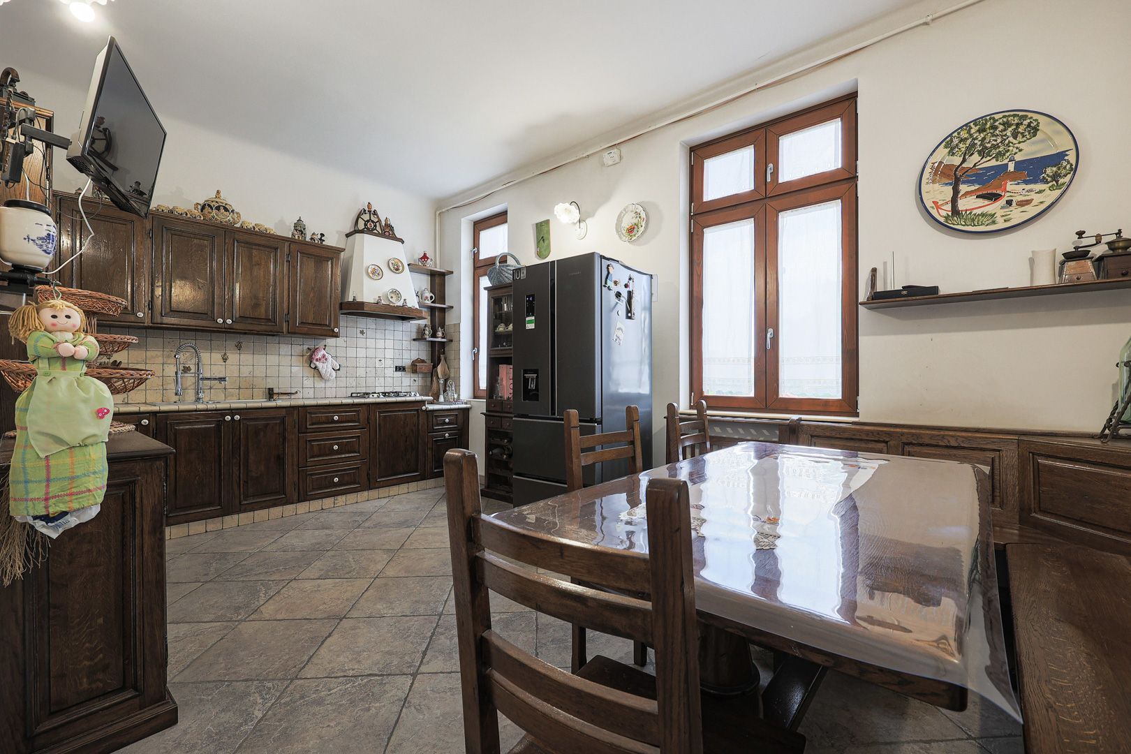 Apartament ultracentral cu 3 camere, 2 băi și curte privată - Poză 5