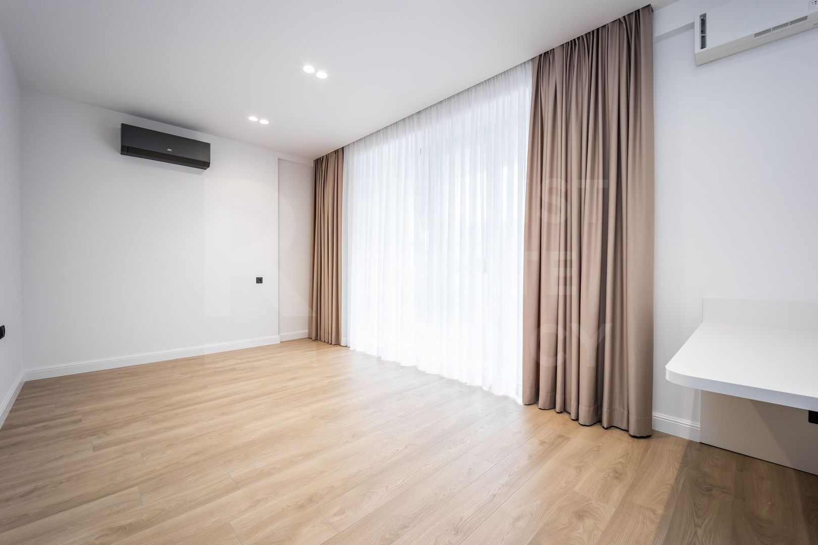 Chirie, apartament, 4 camere, Strada Universității, Centru - Poză 19