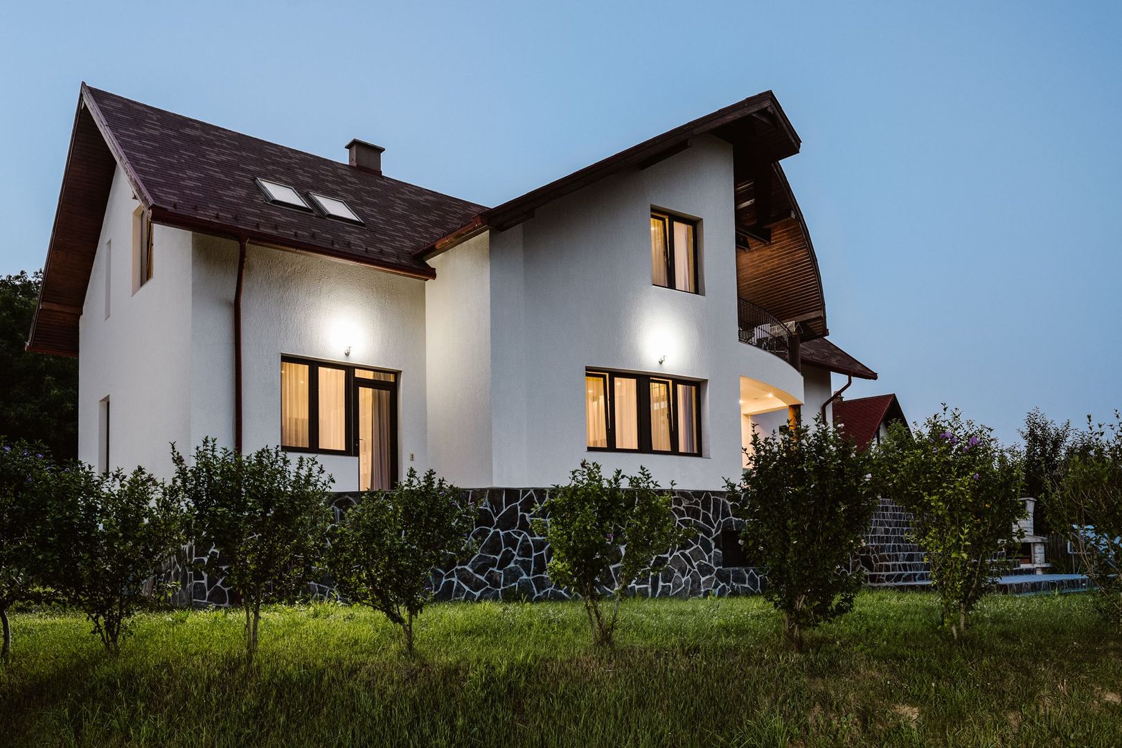 CASA DE LUX ÎN ZONA LIVEZENI - Poză 3