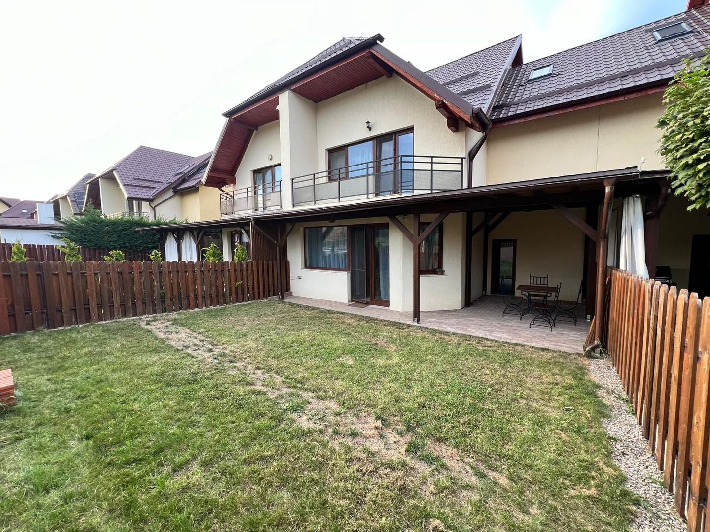 Casa cu 7 camere | 3 balcoane | Garaj | 220 mp + 80 mp curte | Cartier Panorama - Poză 1
