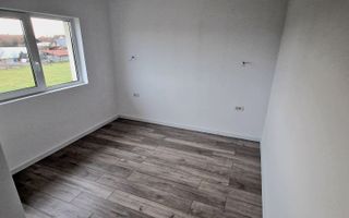 Duplex de vanzare cu 4 camere,2 bai,250 mp teren-Mosnita Veche zona Centrala. - Poză 9