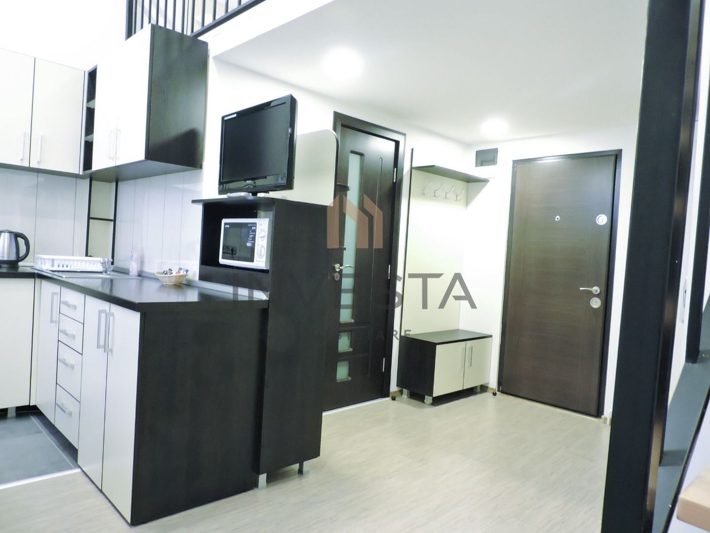 APARTAMENT CU 1 CAMERA+DORMITOR LA ETAJ - Poză 1