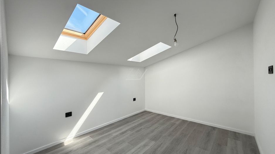 Ap pe 2 niveluri. 3 camere, 2 bai. 2 locuri de parcare. - Poză 8