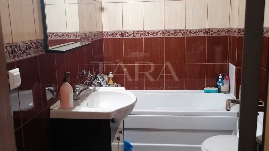 Apartament 70 mp, scara interioară, curte, parcare și boxă, mobilat. - Poză 8
