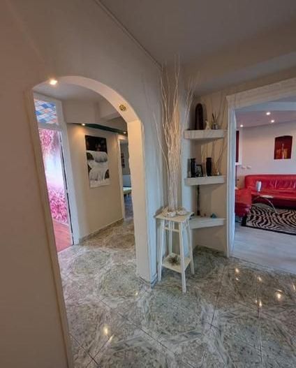 Calitate și spațiu: elegant, 90 mp, 1989, centrală proprie, parcare, priveliște - Poză 1